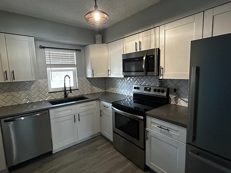 715 2nd Ave NE #B — Photo 1