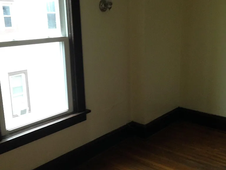 462 14th St — Photo 3