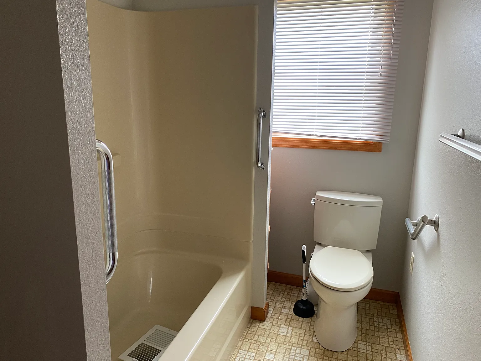 4 bed, 1933 sqft, $2,175 — Photo 4