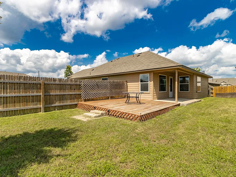 1411 Elbe St — Photo 26