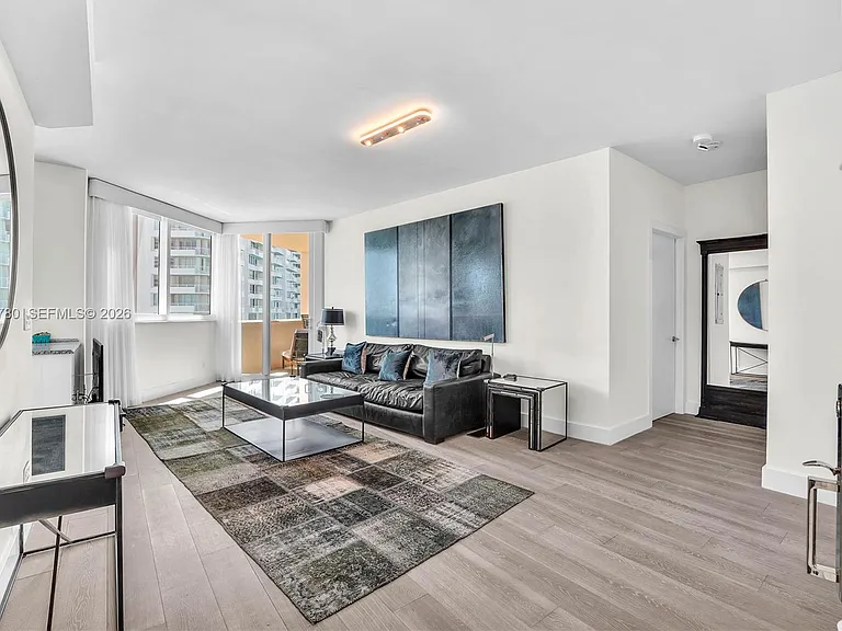300 S Pointe Dr #809 — Photo 4