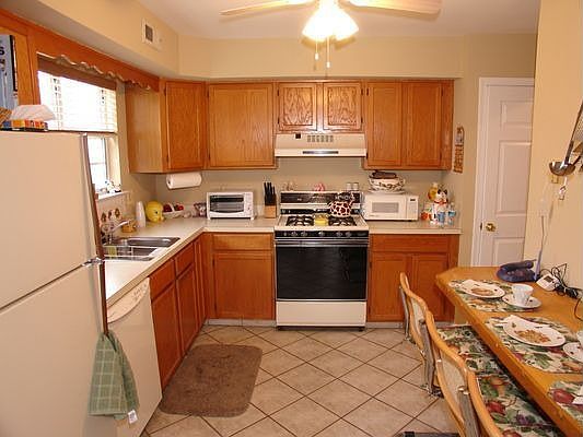 Kitchen with ceramic tile and breakfast bar.