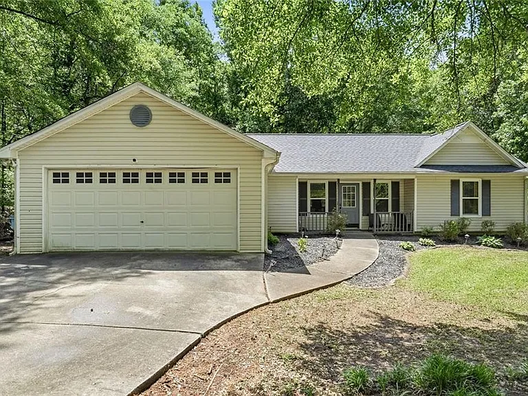 131 Homestead Way — Photo 1