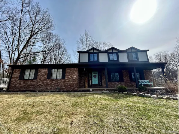 10359 Aspen Valley Dr, Fenton, MI 48430