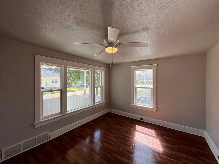 702 S 6th Ave — Photo 5