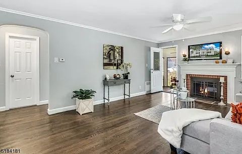 5th image of 873 Travers St