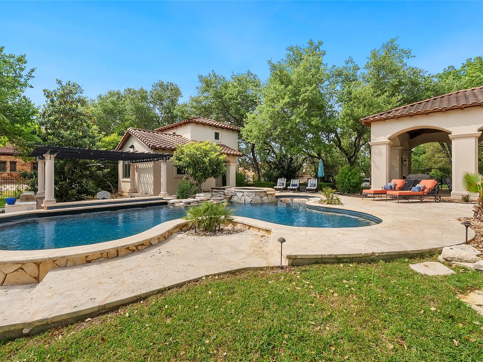 5 bed, 5.5 bath, 6986 sqft, $18,000 — Photo 3