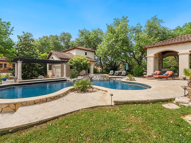 201 Costa Bella Dr — Photo 3