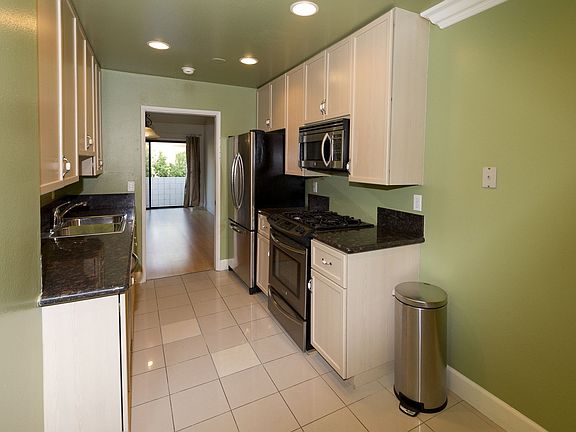 4th image of 590 W Huntington Dr