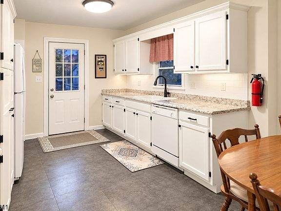 5th image of 55 Samuel Ave