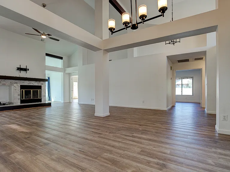 1945 E Velvet Dr — Photo 16