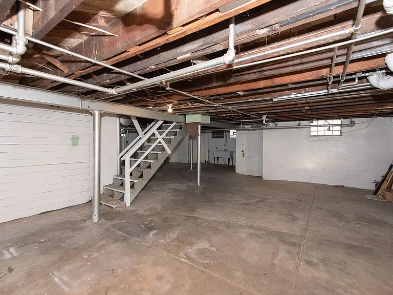 Beautifully updated Tudor style duplex. Upper unit. Large rooms. 2 balconies, private entry. Fenc... — Photo 33
