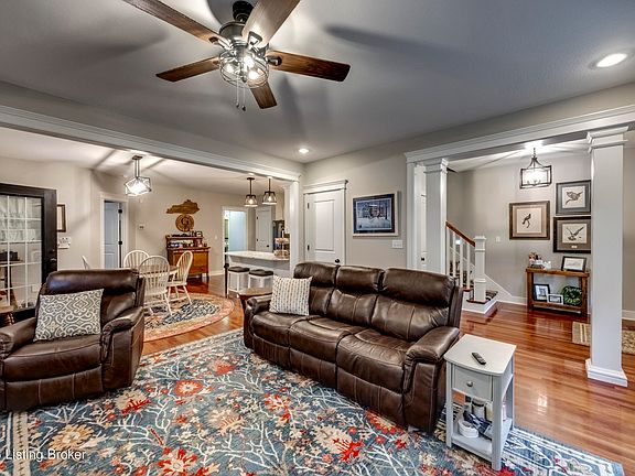 3rd image of 895 Woodlawn Rd #3