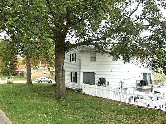 3 bed, 2.0 bath, 1100 sqft, $1,000 — Photo 4