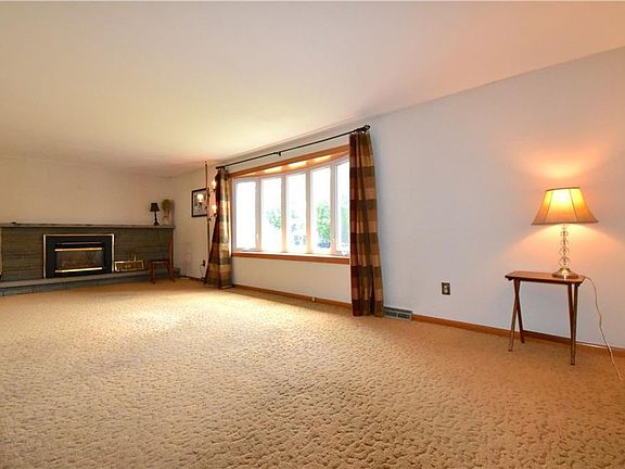 3rd image of 204 Colony Park Dr