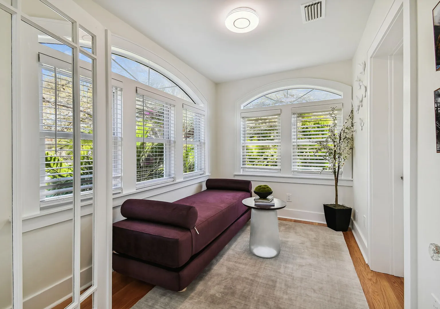 Top Floor | Sun Filled +Jacuzzi+Downtown | Pets Ok — Photo 4