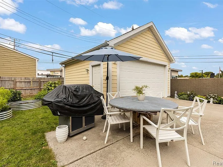 1387 Smith Ave — Photo 2