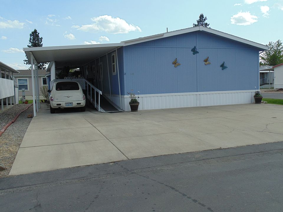Carport / parking area