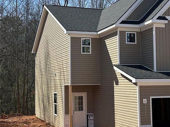 3rd image of 769 Dawn Pl