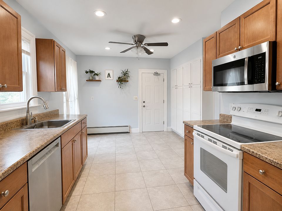 Spacious eat in kitchen with new Bosch quiet dishwasher and OTR microwave