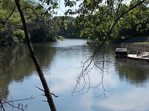 175 Beyers Lake Est, Pana, IL 62557