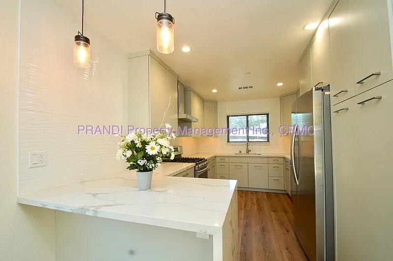 3 bed, 2.0 bath, 1016 sqft, $4,650 — Photo 3