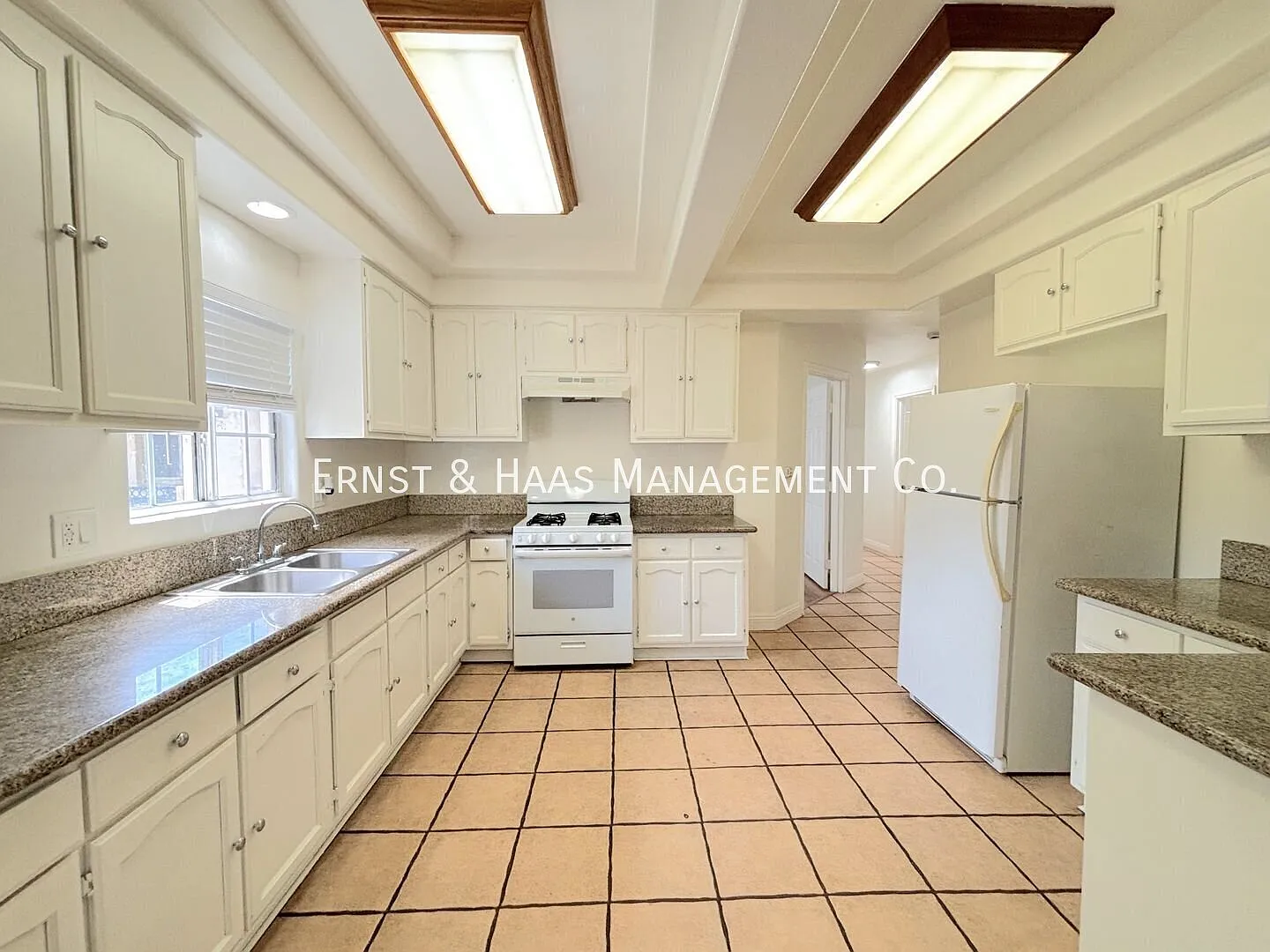 Beautiful 4-Bedroom, 2-Bathroom Apartment in Prime Long Beach! — Photo 4