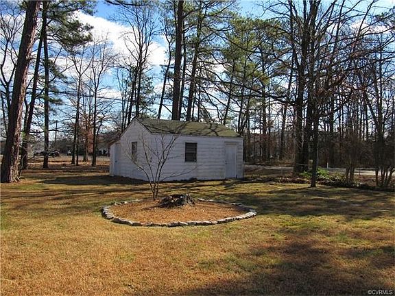 Single car garage - opens to driveway on side street