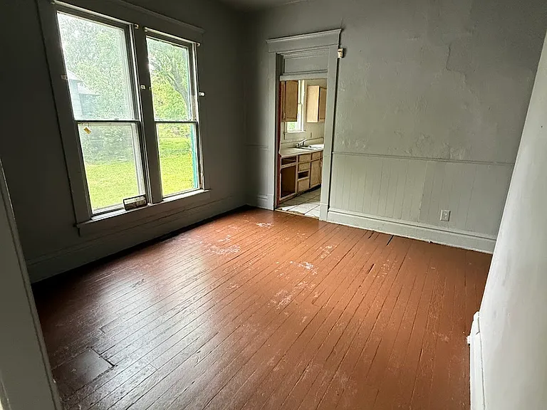 415 E Division St — Photo 6