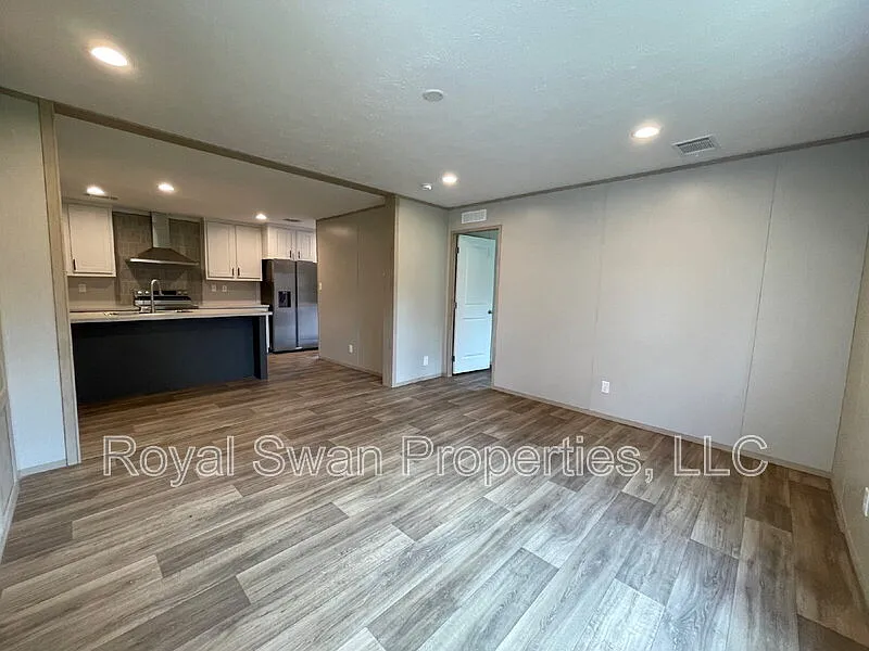 3 bed, 2.0 bath, 1053 sqft, $1,750 — Photo 3