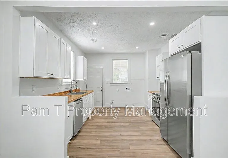 613 W 39th St #B — Photo 9