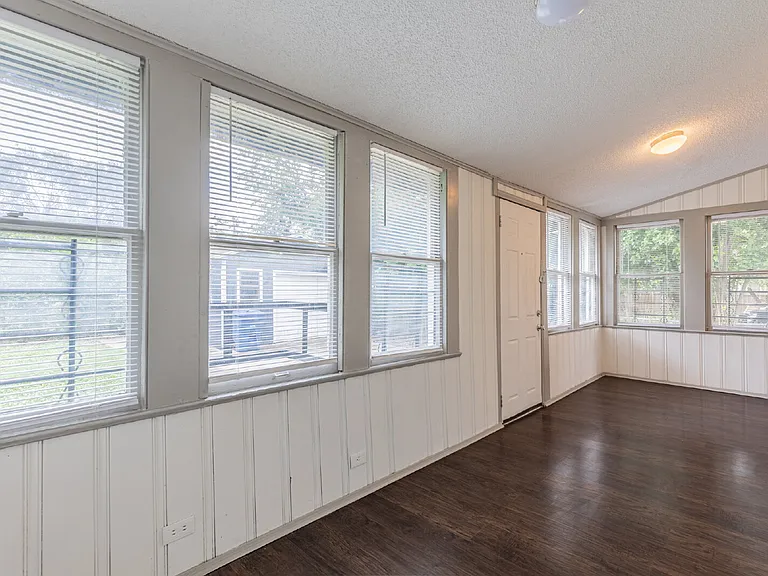 706 Canton — Photo 15