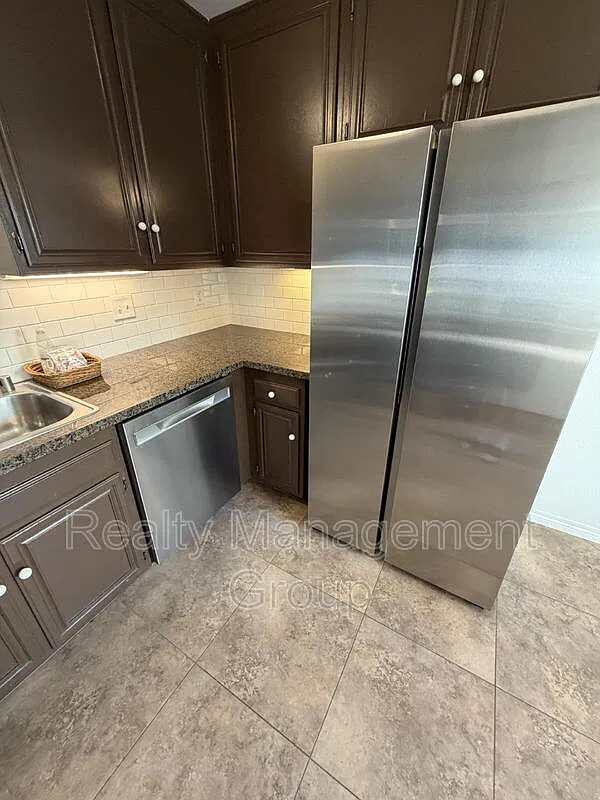 3 bed, 2.0 bath, 1210 sqft, $3,400 — Photo 2