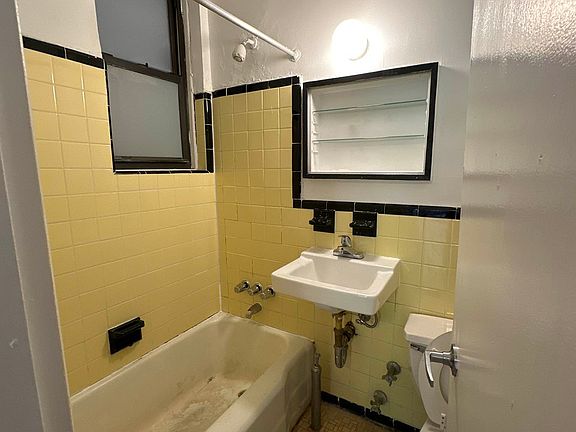 5th image of 311 E 90th St APT 3A