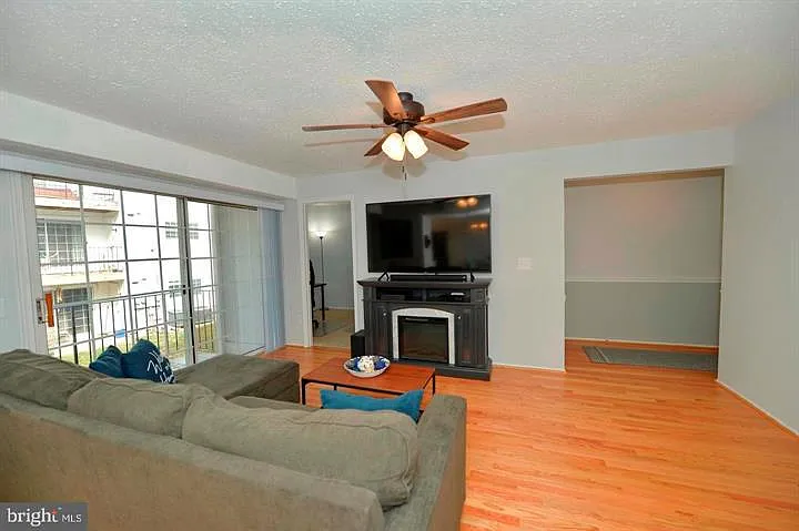109 Fort Evans Rd SE #C — Photo 5