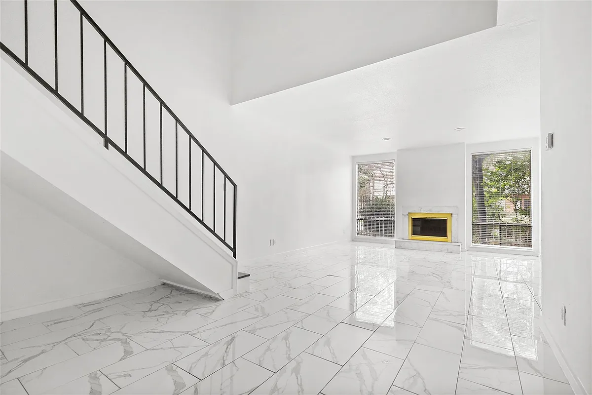 Photo 2 of 14 - 2409 Bering Dr #4 - Houston, TX Building Photo - 2409 Bering Dr #4