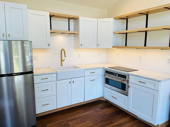 oven/microwave combo.
double induction stovetop.