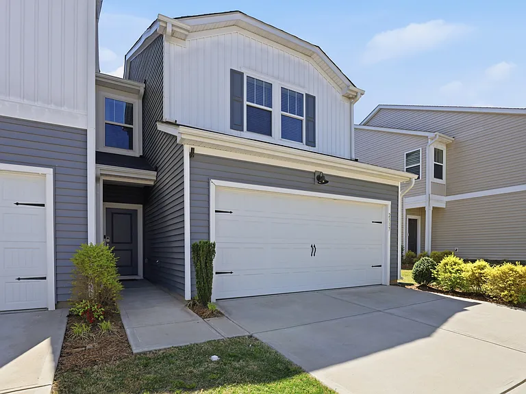 2317 Belterra Dr — Photo 2