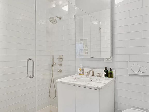 4th image of 146 W 57th St APT 32D