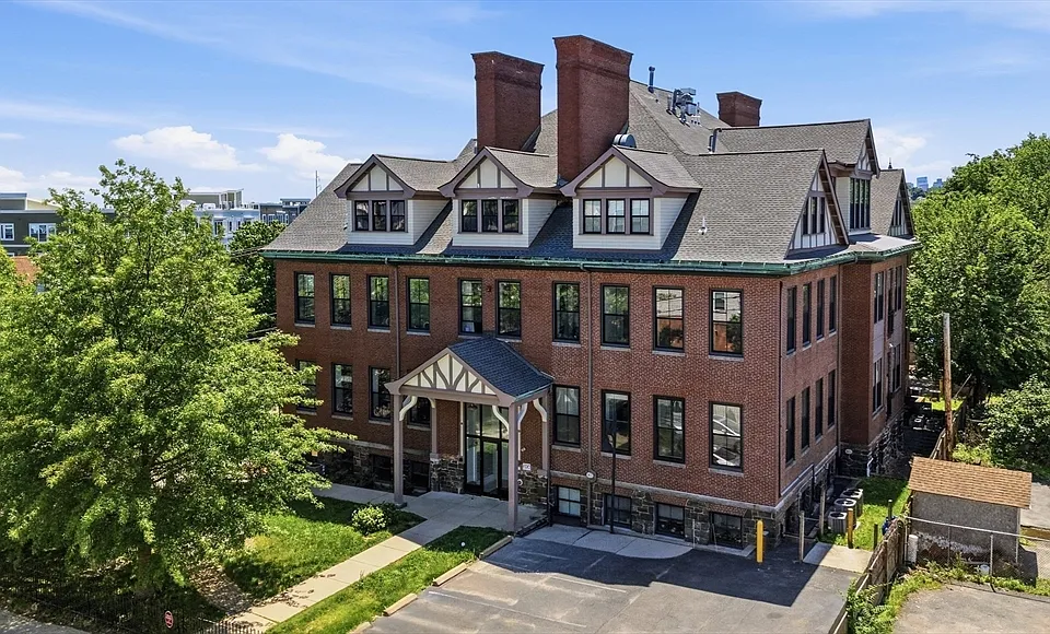 220 Spencer Ave #104