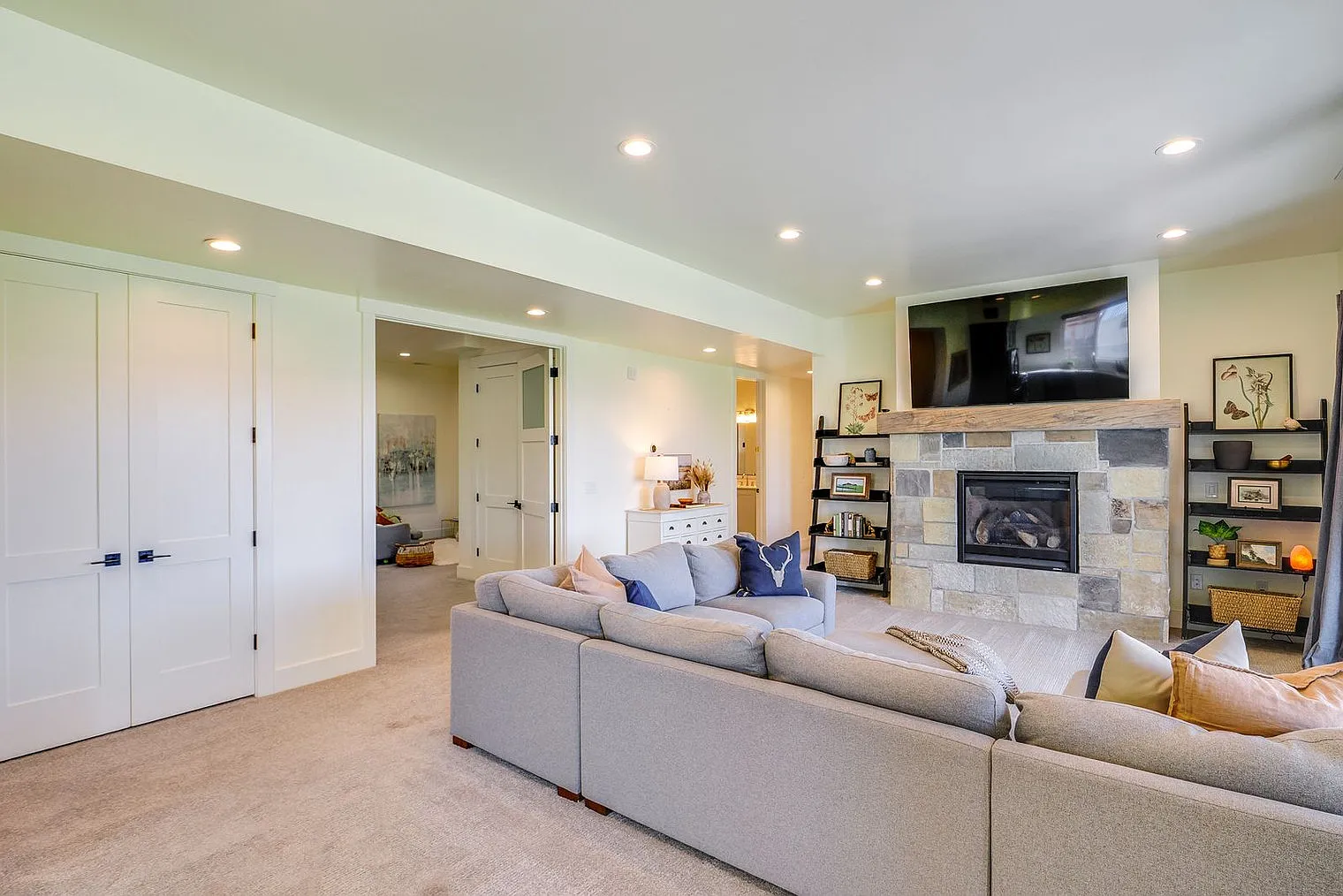 5 bed, 3.0 bath, 4176 sqft, $12,080 — Photo 3