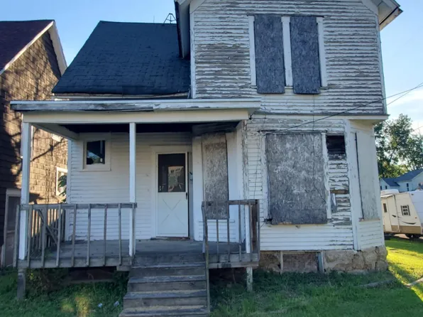 902 S Oak Ave, Freeport, IL 61032