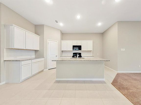 4th image of 813 Bluebird Way