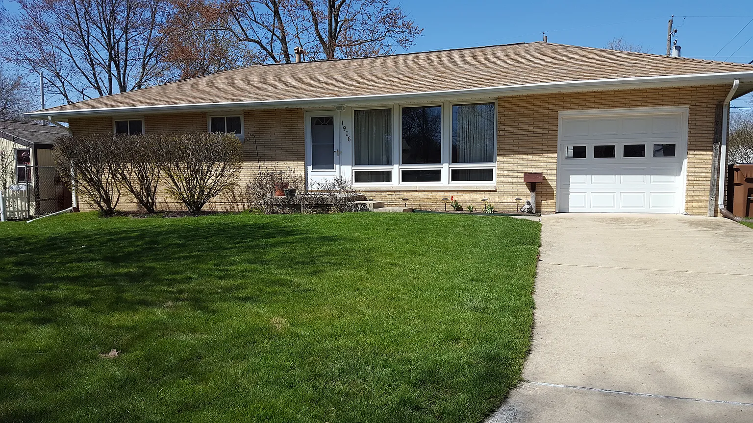 1906 Broadmoor Dr photo 1