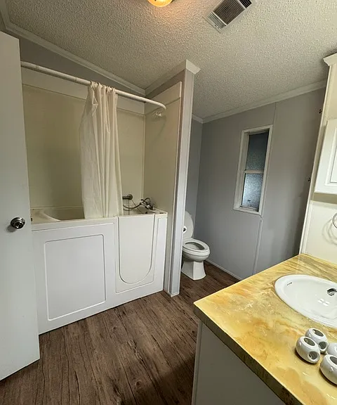 652 Coral Cir — Photo 2