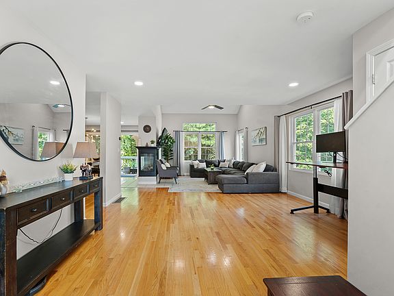 5th image of 38 Edward Dr