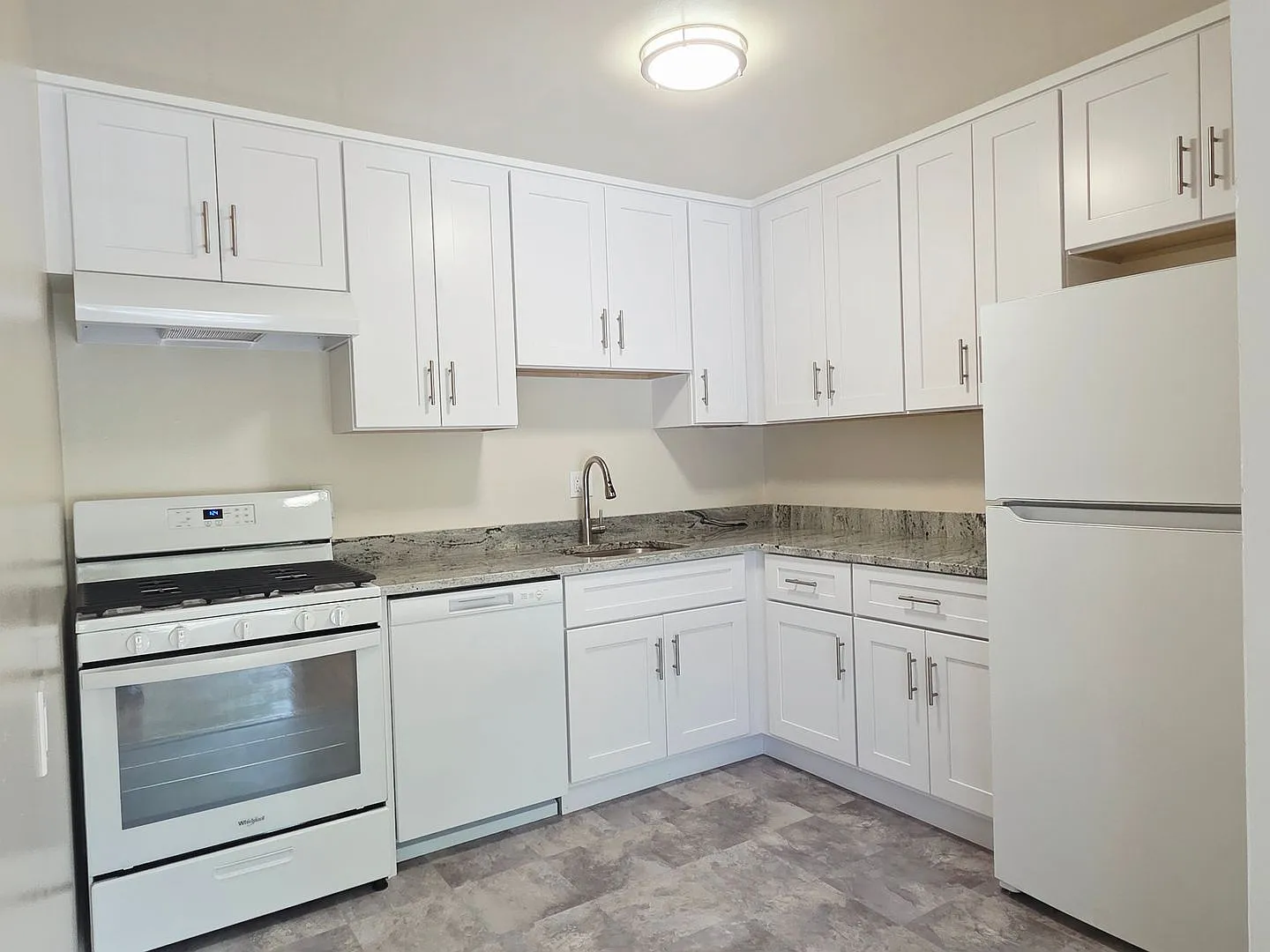 Columbia Courts Apartments — Photo 2