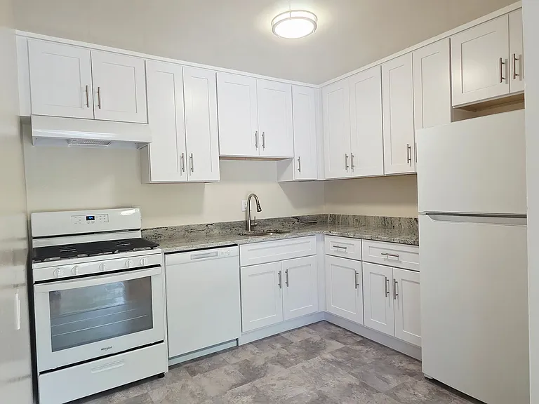 Columbia Courts Apartments — Photo 24