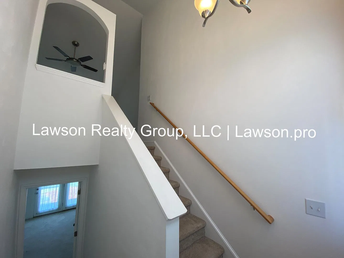 Three Bedroom Split Level with Garage and Fenced Yard — Photo 3