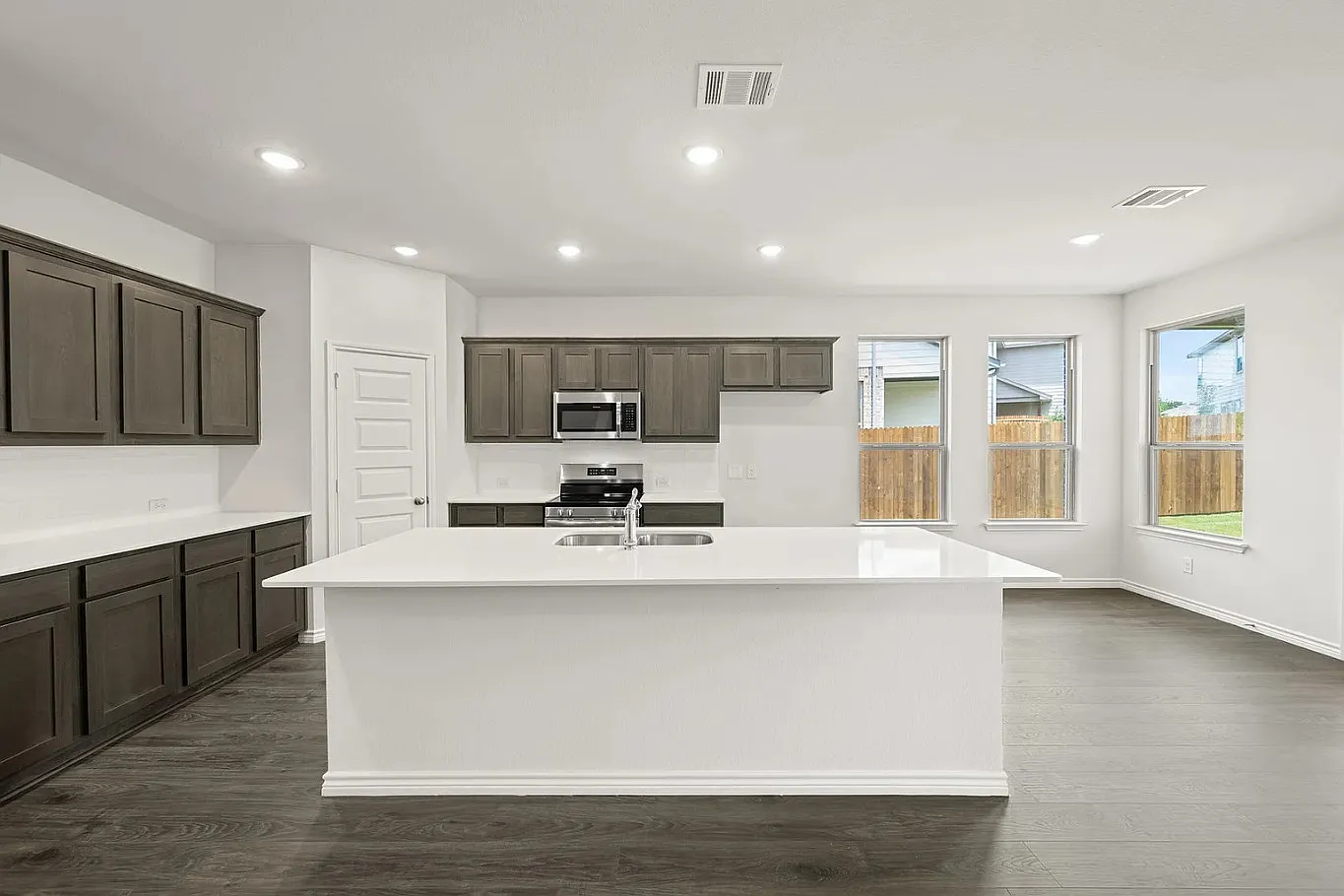 4 bed, 2023 sqft, $2,500 — Photo 2